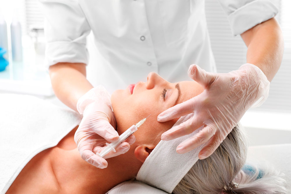Dermatologista realiza aplicação de toxina botulínica
