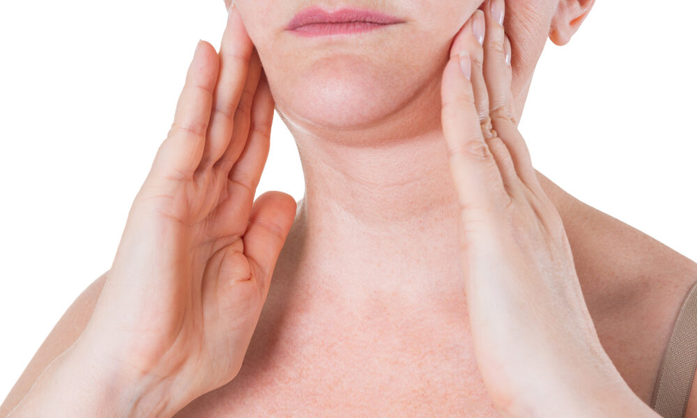 Harmonização facial para papada - Pessoa com as mãos na região do pescoço