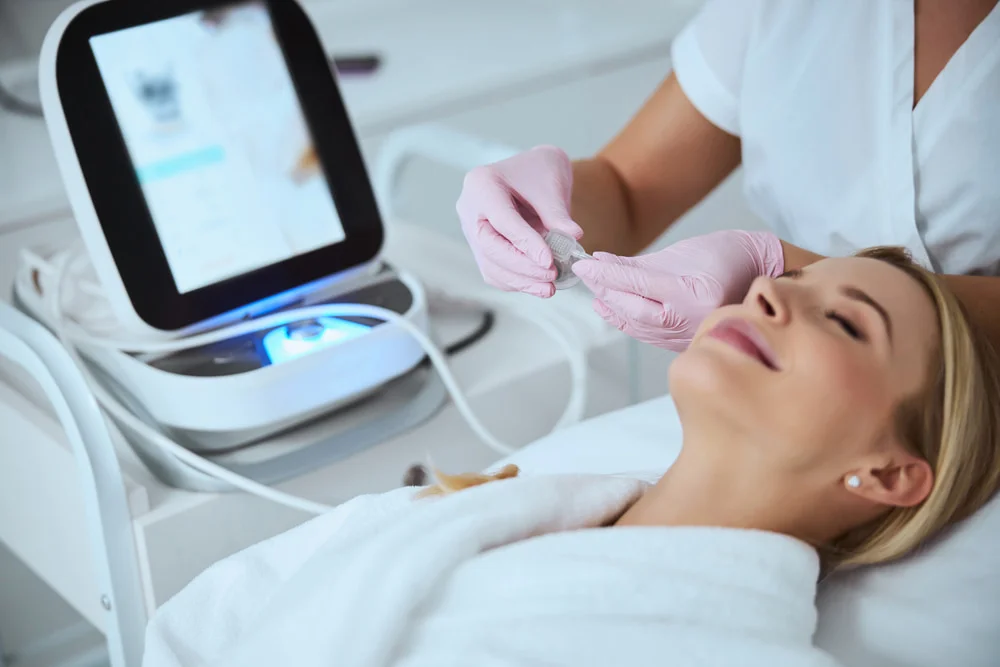Profissional médica realizando tratamento em paciente
